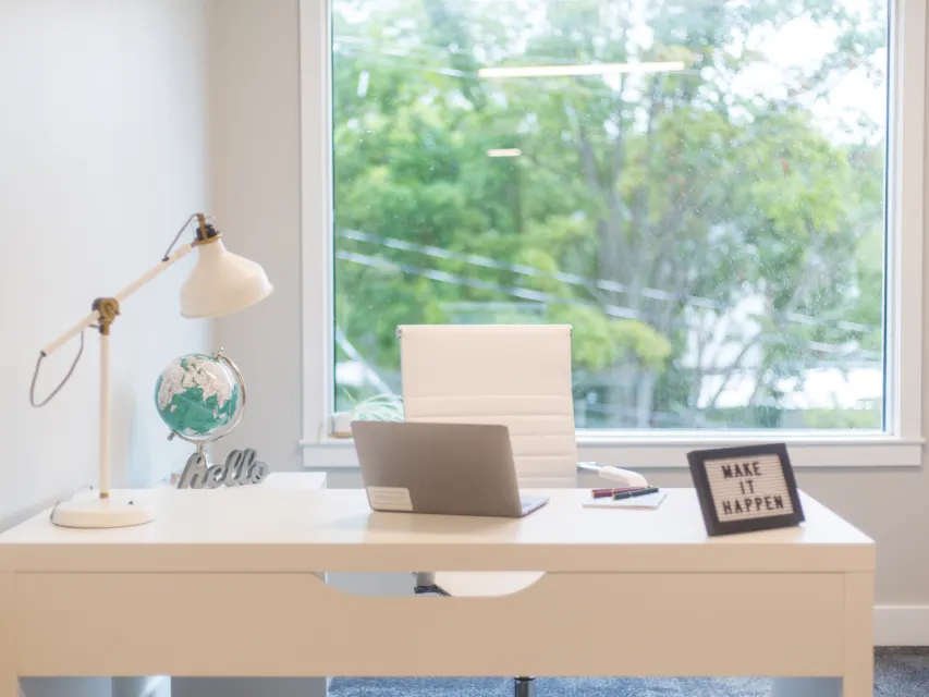 Home office com bancada clara